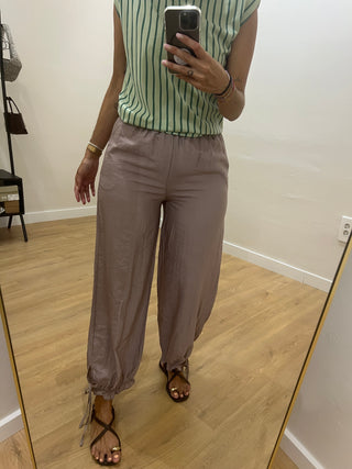 PANTALÓN TAUPE VOLANTE