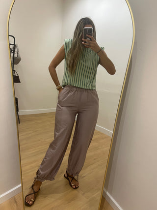 PANTALÓN TAUPE VOLANTE