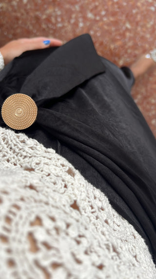 FALDA MIDI SATINADA BROCHE