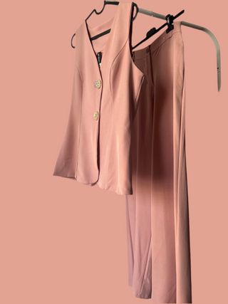 TRAJE BOTONES DORADOS