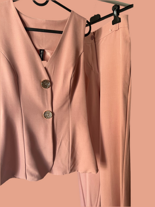 TRAJE BOTONES DORADOS