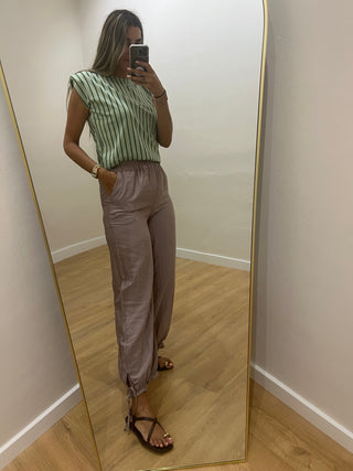 PANTALÓN TAUPE VOLANTE